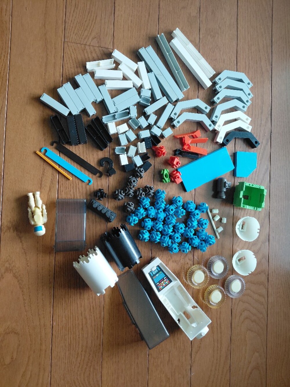 Vintage 80s Fisher Price Construx toy building blocks 122 pcs set & Astronaut